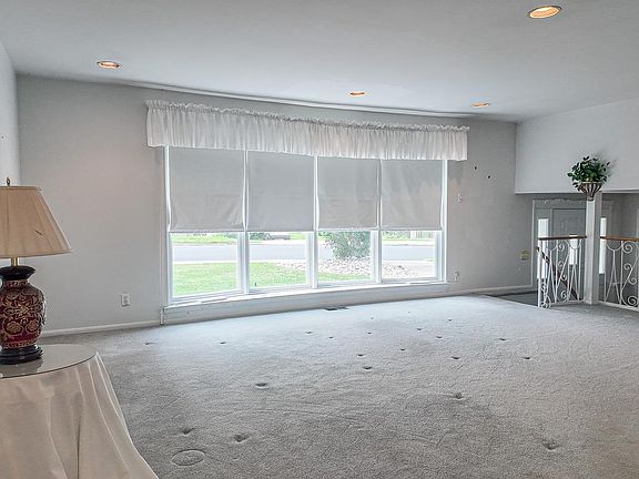 4th image of 1103 Hedgerow Ln