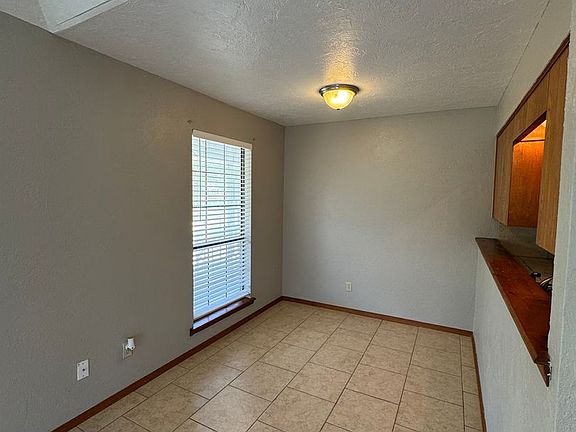 4th image of 1101 E 9th St #10