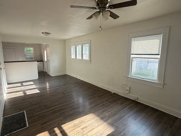220 Franklin Ave — Photo 9
