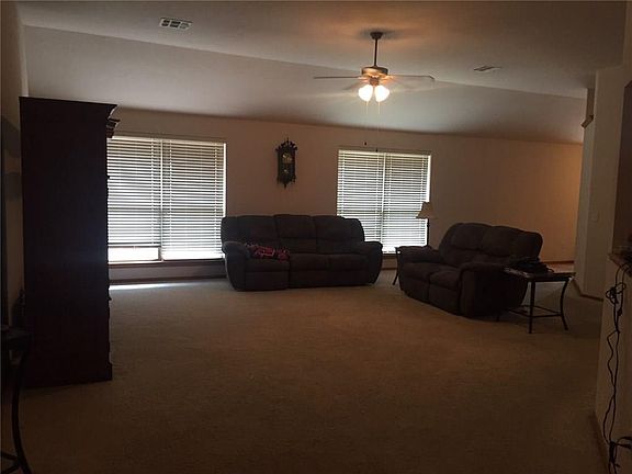 3rd image of 905 Oak Creek Dr