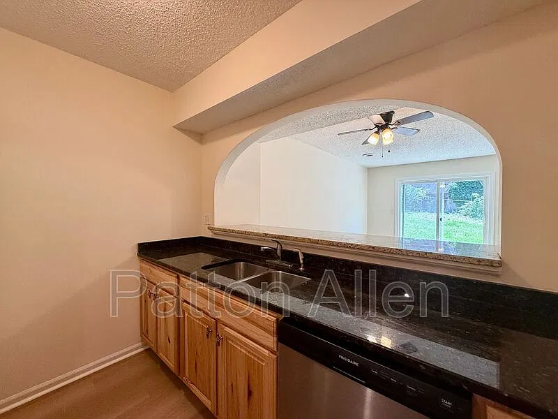 2 bed, 1.5 bath, 1024 sqft, $1,400 — Photo 3