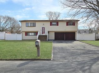 106 Alcolade Dr E, Shirley, NY 11967