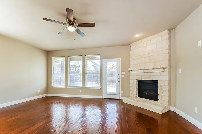 604 Kinghaven Dr — Photo 3