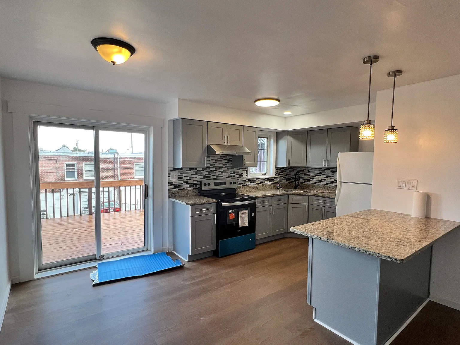 3 bed, 1404 sqft, $2,300 — Photo 2