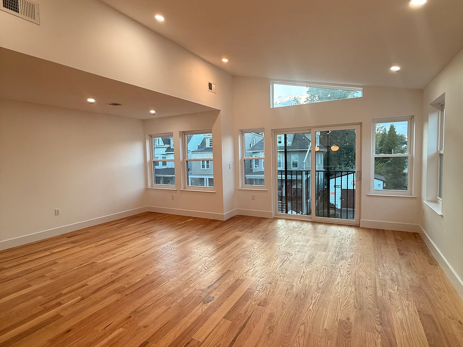 3 bed, 1300 sqft, $3,295 — Photo 4