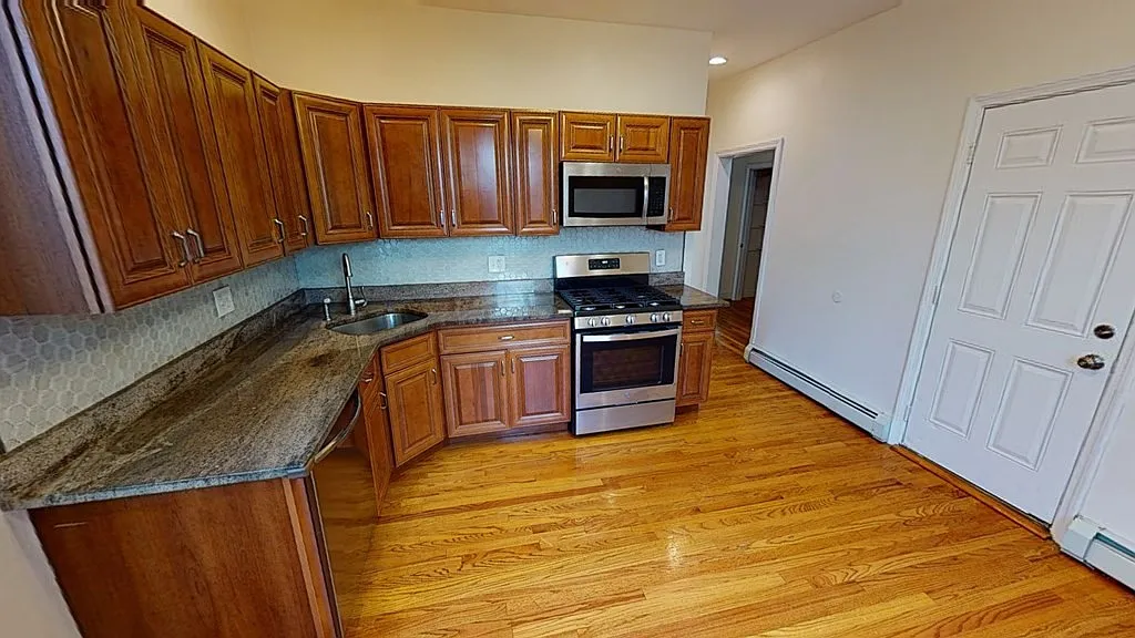 4 bed, 2.0 bath, 1600 sqft, $3,450 — Photo 4