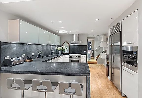 3rd image of 92 Warren St APT 1