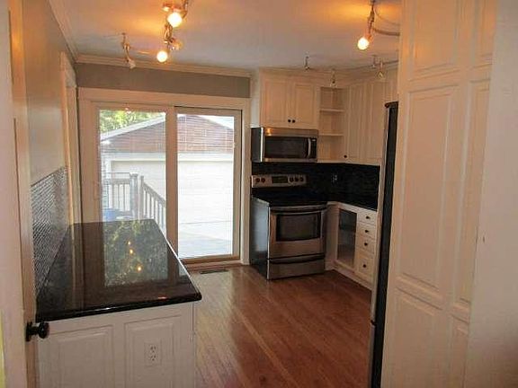 5th image of 806 Western Ave