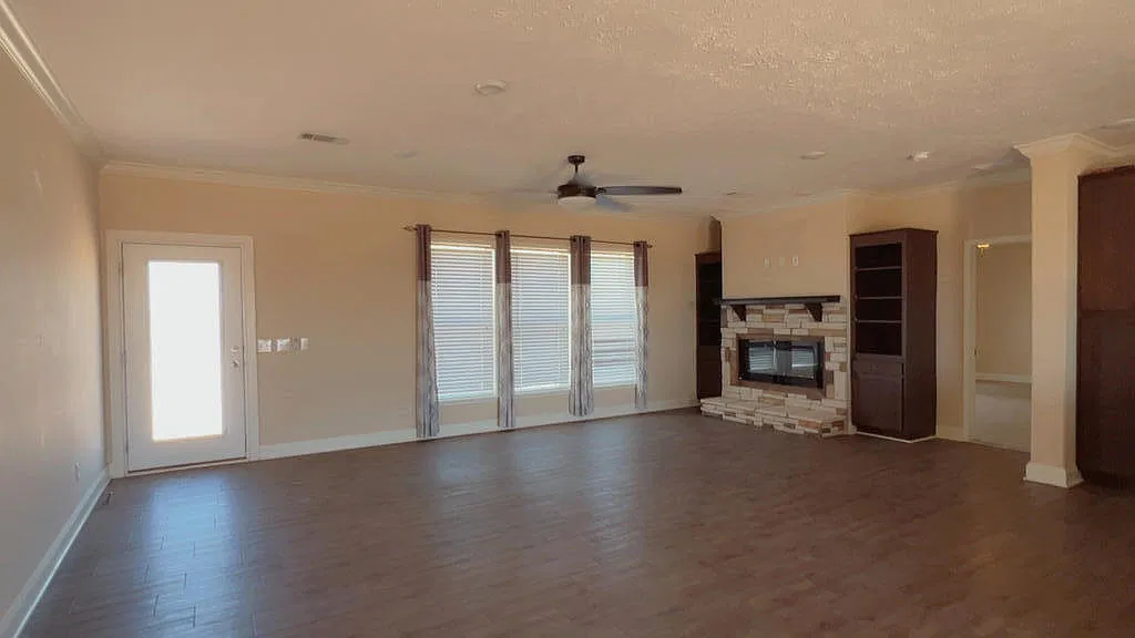 3 bed, 2.0 bath, 1950 sqft, $2,300 — Photo 2