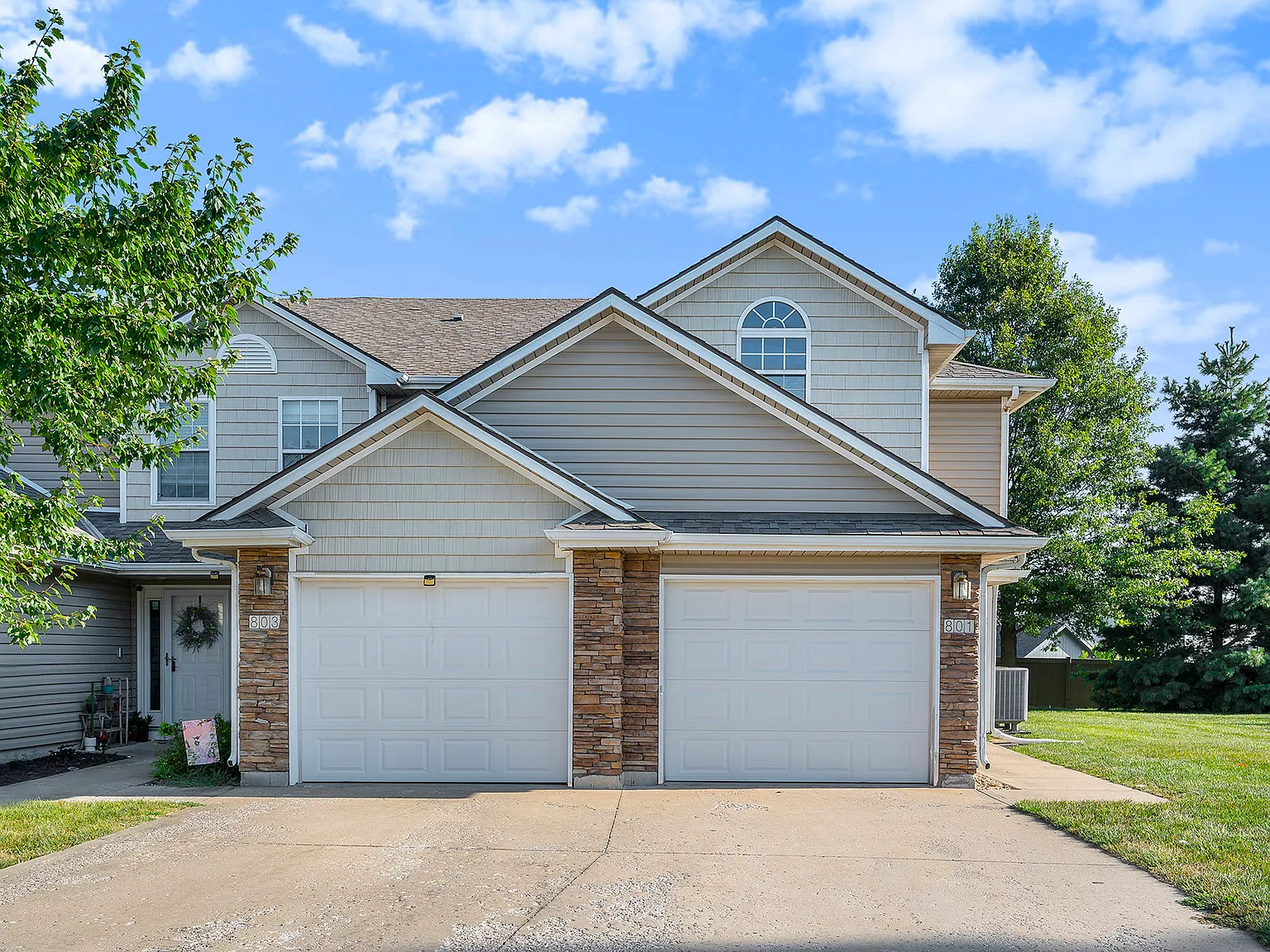 3 bed, 2.5 bath, 1476 sqft, $1,765 — Photo 2