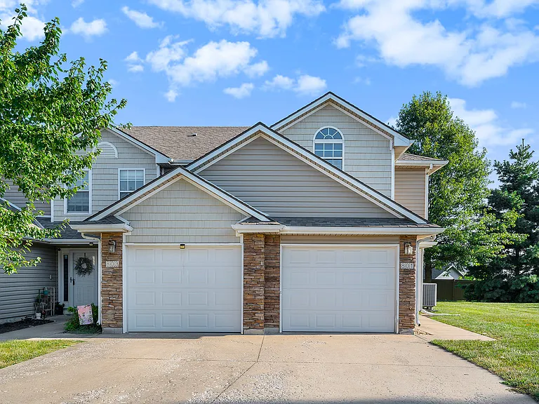 801 SW Peach Tree Ln — Photo 2