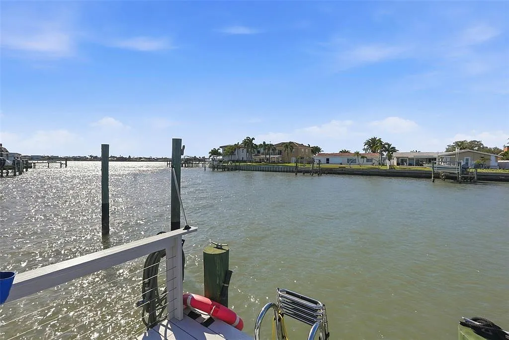 2 bed, 2.0 bath, 1400 sqft, $3,650 — Photo 2