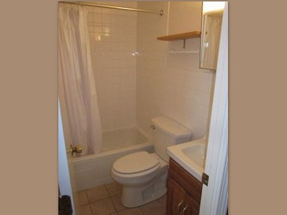5th image of 393 Waterman Ave #1
