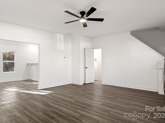 3rd image of 2533 Meadow Crossing Dr