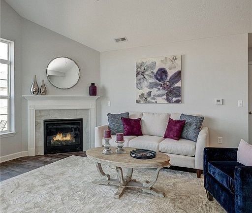 4th image of 1001 Forest Oaks Dr
