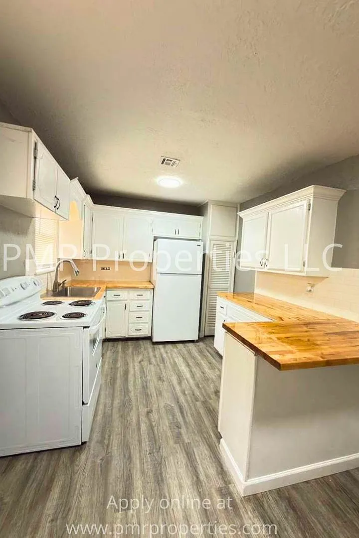4 Bedrooms/ 2 Bathrooms House — Photo 3
