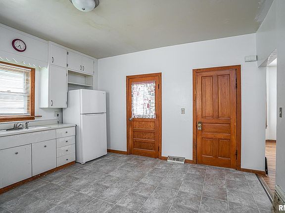 4th image of 2021 Marquette St