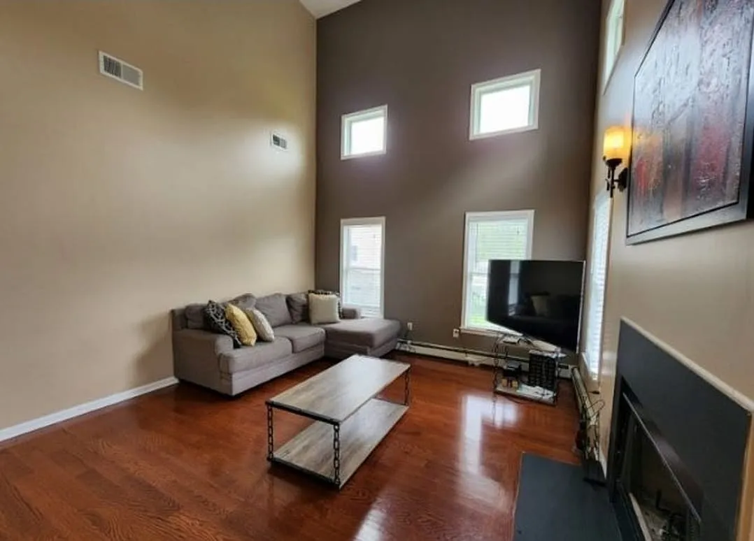 4 bed, 2.5 bath, 3120 sqft, $4,800 — Photo 3