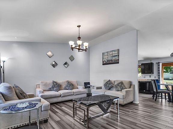 2nd image of 1438 Maple Ridge Ct