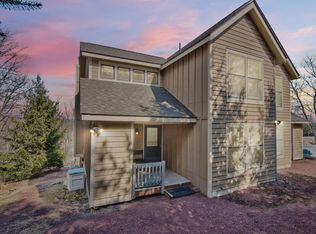 341 Hemlock Ln, Tannersville, PA 18372