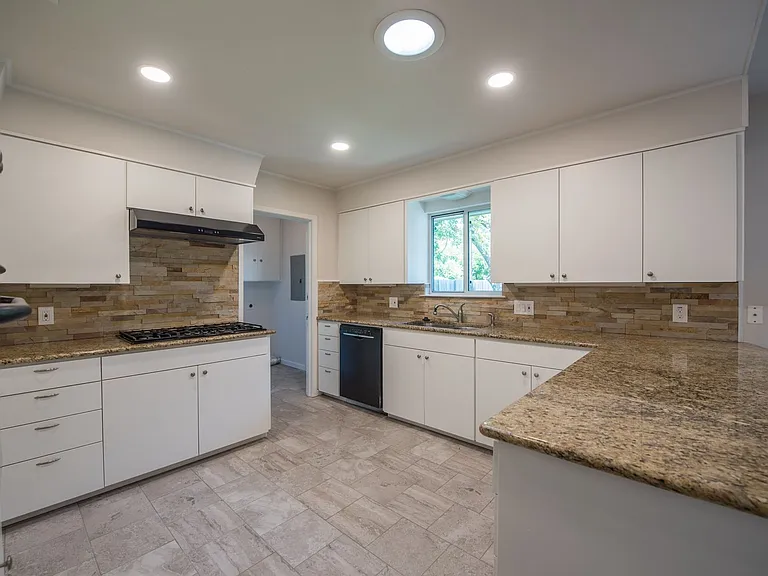 2902 Silverleaf Dr — Photo 10