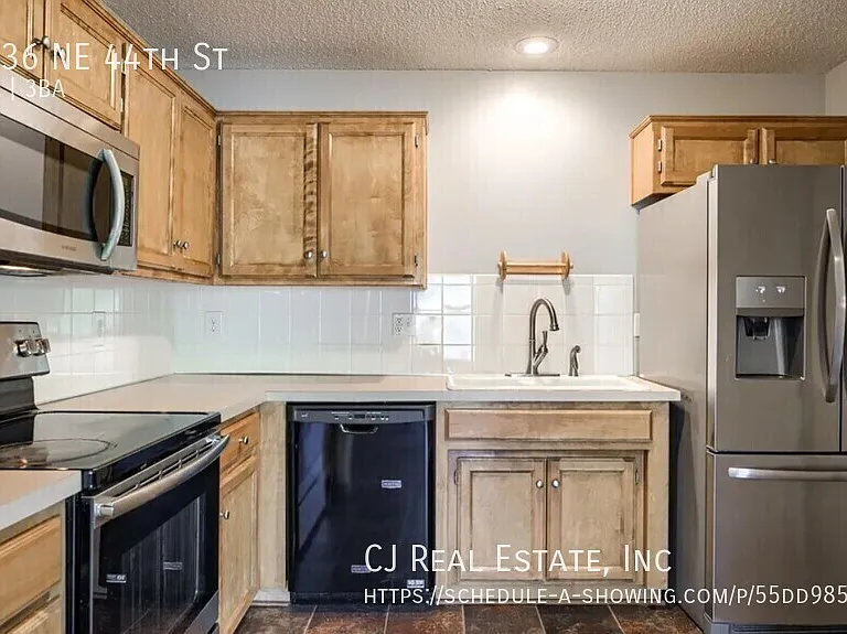 6336 NE 44th St — Photo 3
