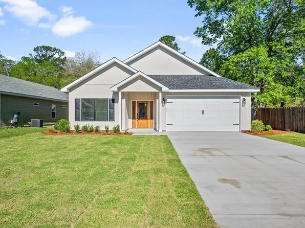 293 Bridgewater Ln, Darien, GA 31305