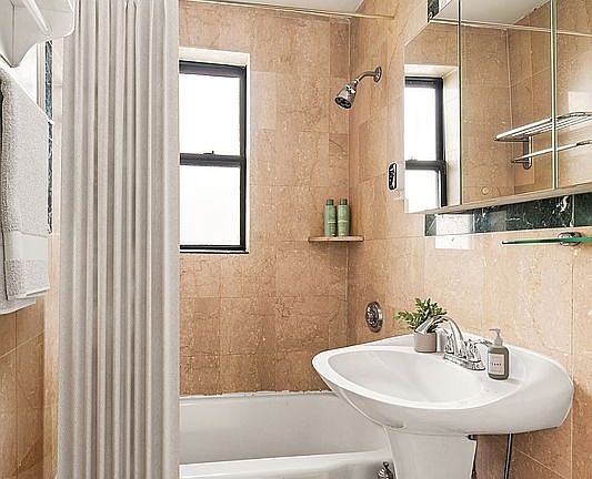 4th image of 208 E 70th St APT 6D