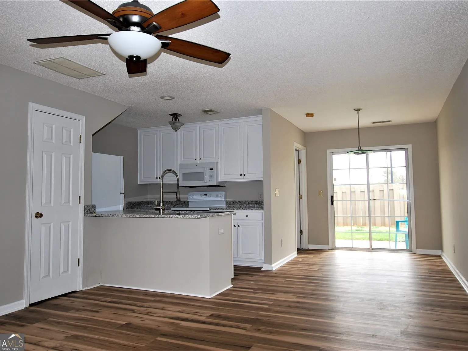 2 bed, 1.5 bath, 1005 sqft, $1,395 — Photo 4