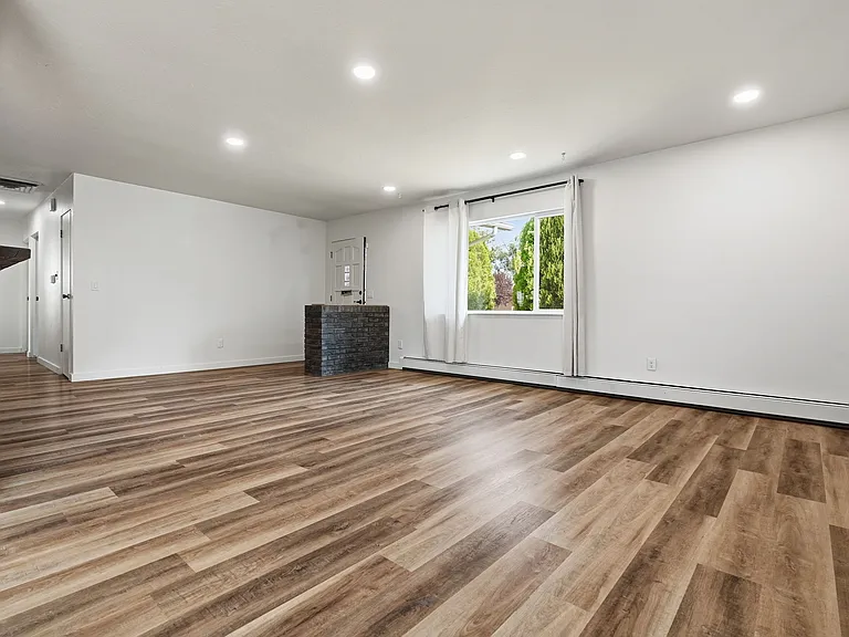 2045 Gunnison Ave — Photo 5