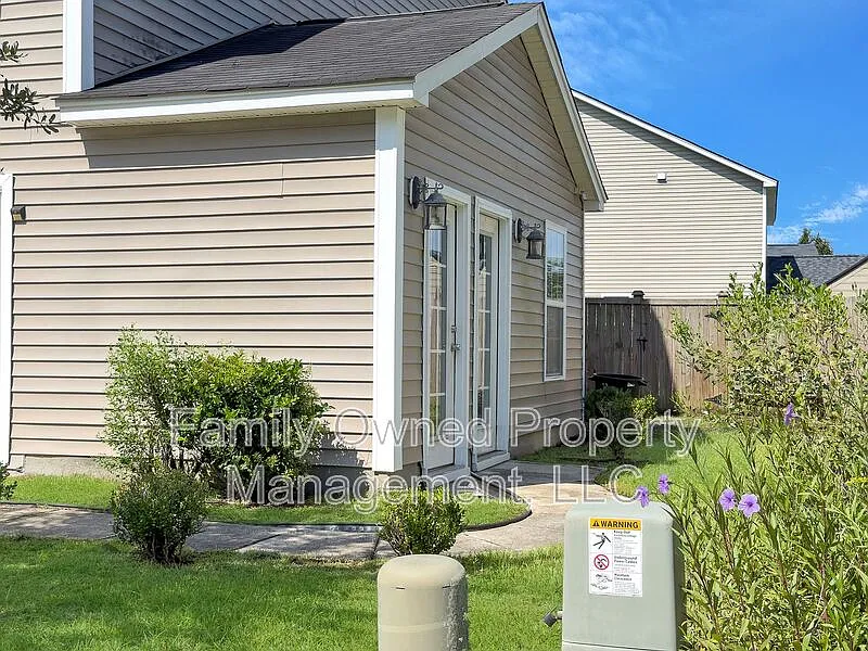 4 bed, 2.5 bath, 2385 sqft, $2,350 — Photo 4