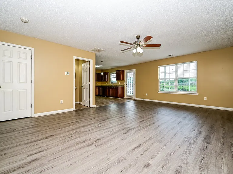1876 Simmons Ln — Photo 4