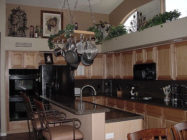 Gourmet Kitchen - Granite, Stainless, Separate cooktop and Builtin Ovens