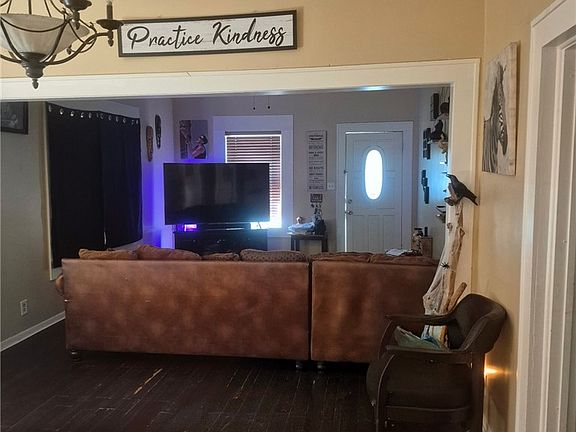 5th image of 521 E Huisache Ave