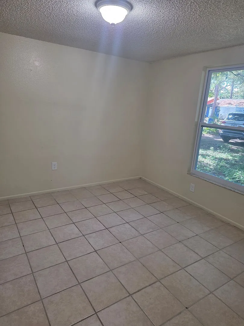 2/1 Duplex For Rent — Photo 4