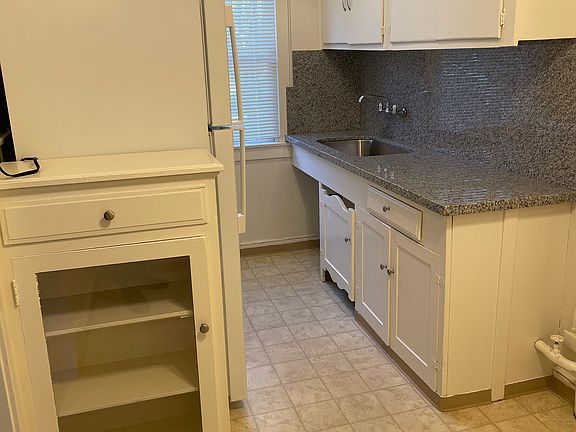 2nd image of 817 25th St APT 1B