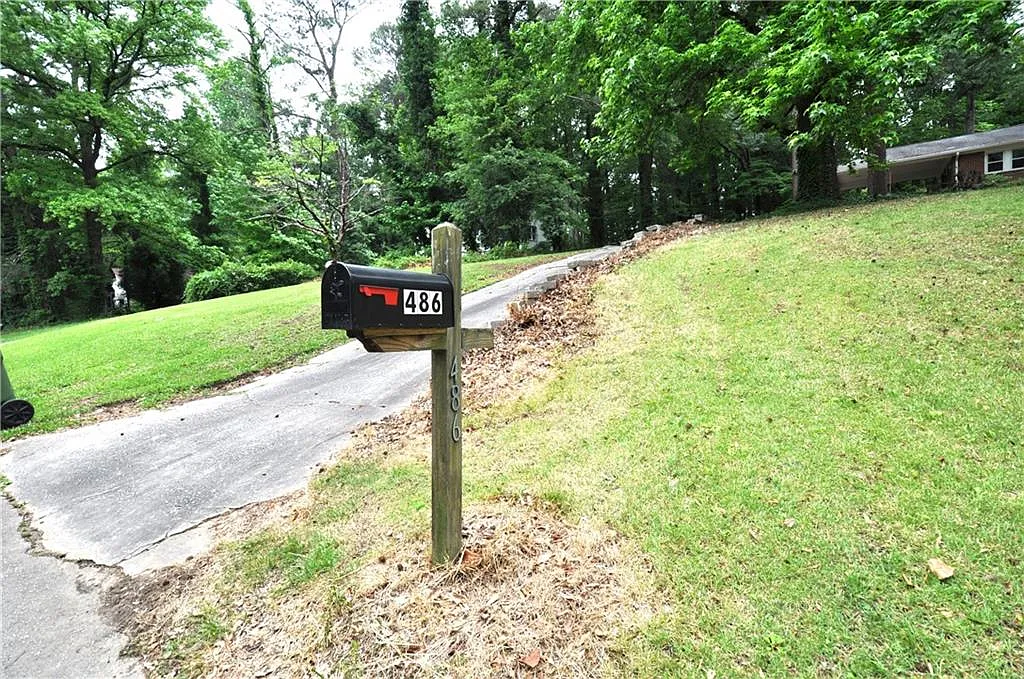 3 bed, 1.5 bath, 1750 sqft, $2,000 — Photo 2