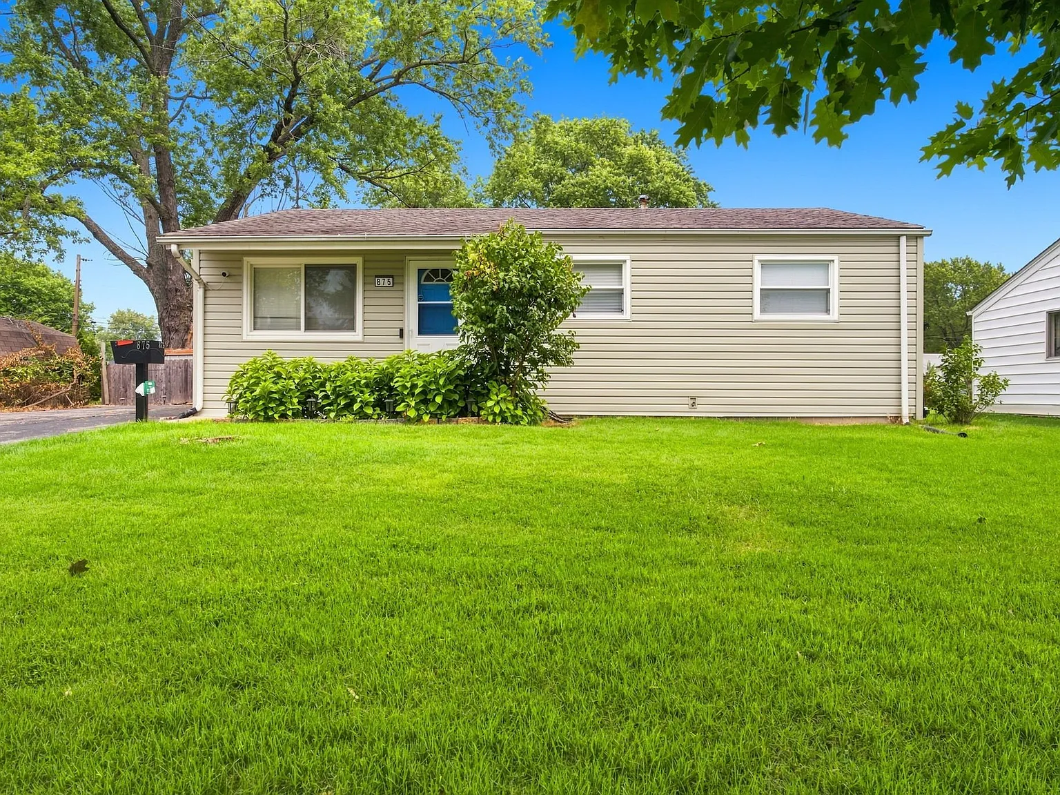 Charming 3 Bed, 1.5 Bath Home in Florissant, MO — Photo 2