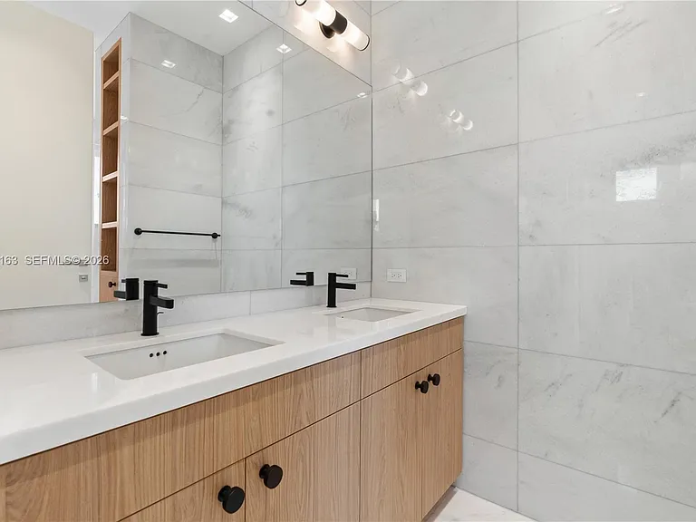 536 W 51st St — Photo 19
