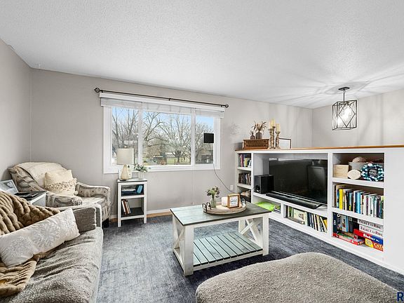 4th image of 700 S Nicholas Ave