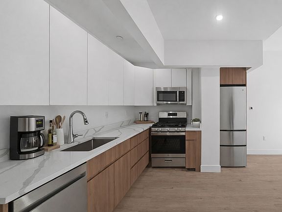 5th image of 2516 37th Ave #2F