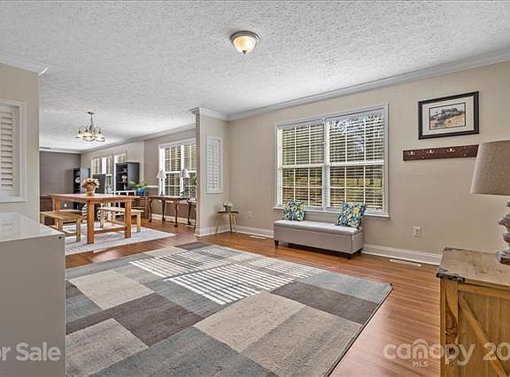3rd image of 218 Dogwood Trail Ln