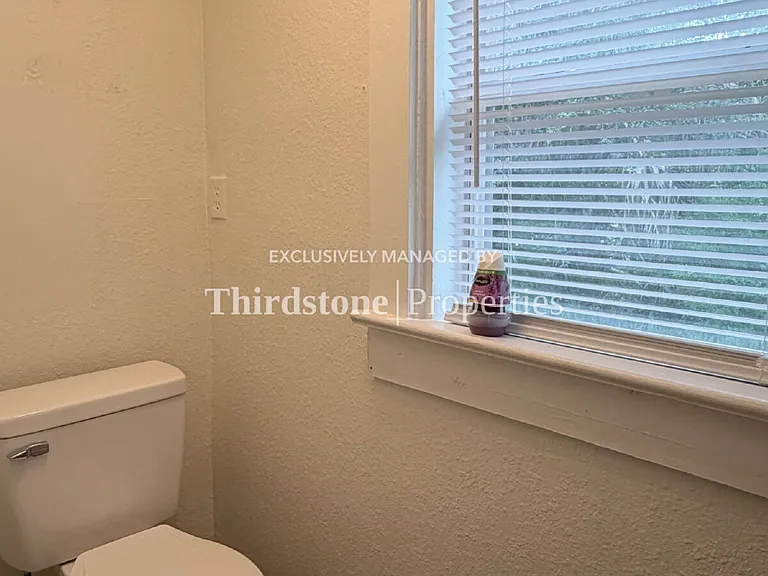 2125 Lambert St — Photo 17