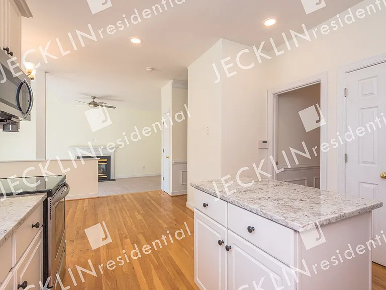 10653 Anna Marie Dr — Photo 12
