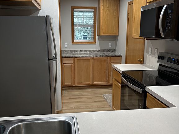 4th image of 193 NE Edison St