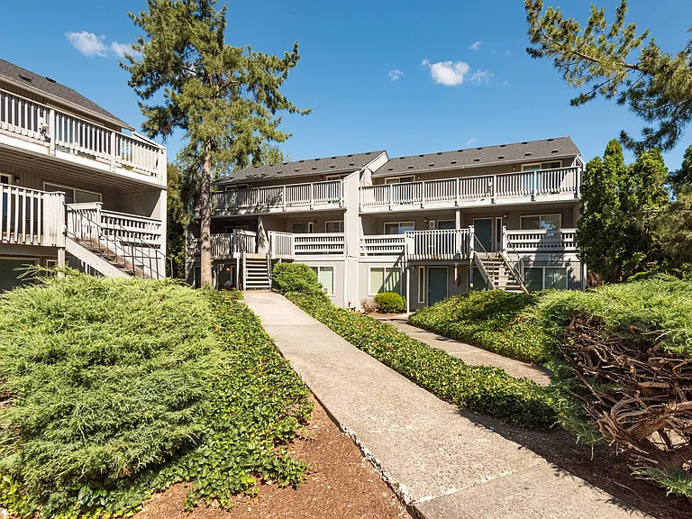 Hallmark Apartments — Photo 22