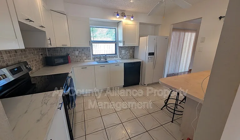 3441 Thunderbird Ave — Photo 7