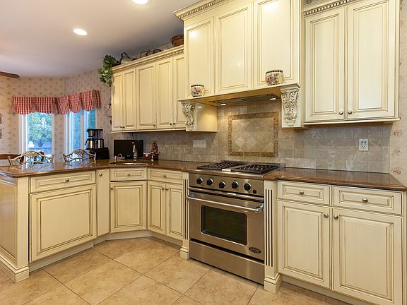 5th image of 35 Ivy Dr