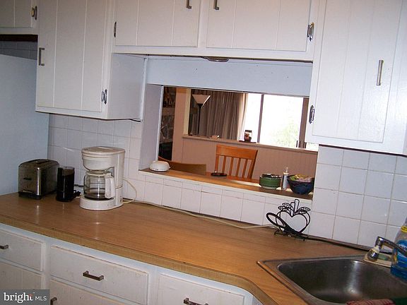 4th image of 240 King William St #240