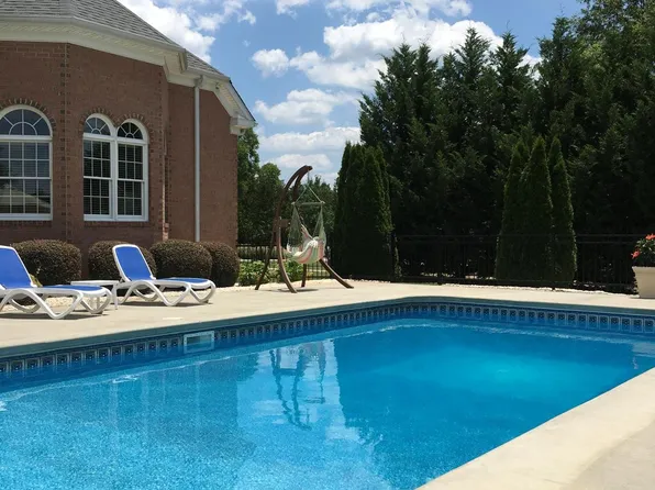 131 Freedom Ct, Bethlehem, PA 18020